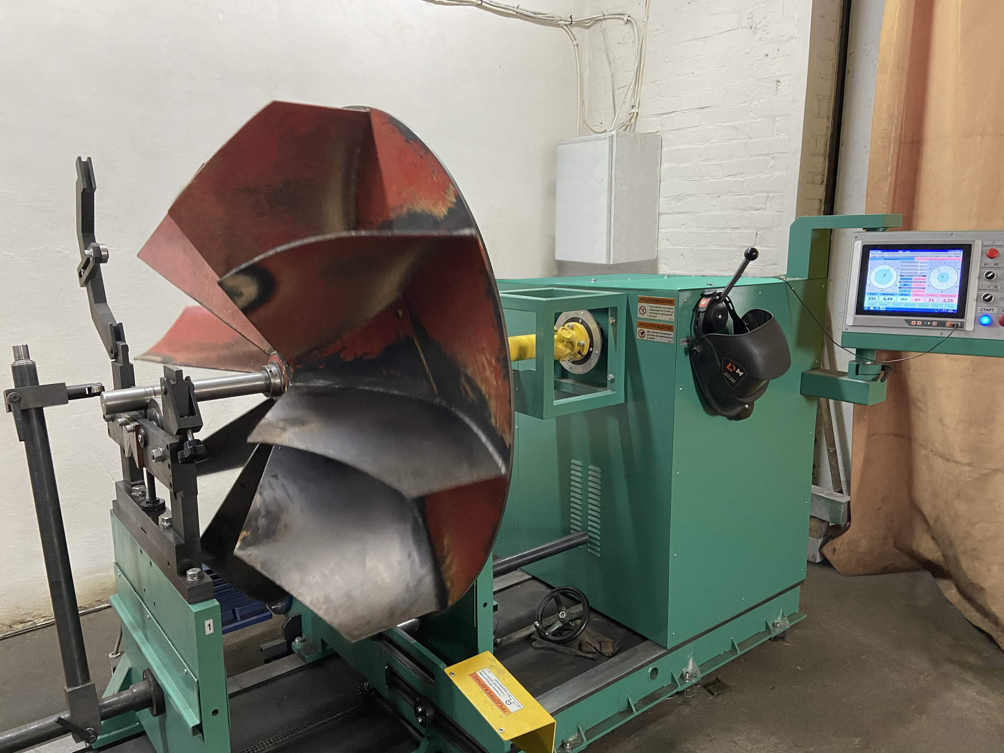 9D717 Auswuchtmaschine in Werkstattumgebung, bereit für das Auswuchten von Scheiben, Lüftern oder Pumpenrotoren